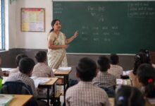 किताब भूलने पर पहली कक्षा के छात्र को थप्पड़ मारने का आरोप! टूटा दांत, परिजनों ने की कार्रवाई की मांग