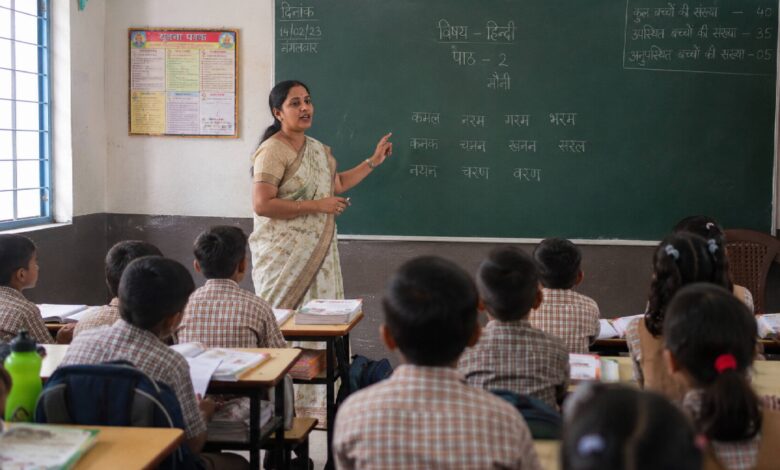 किताब भूलने पर पहली कक्षा के छात्र को थप्पड़ मारने का आरोप! टूटा दांत, परिजनों ने की कार्रवाई की मांग