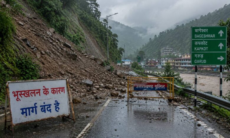 बागेश्वर में भारी बारिश से हाहाकार! 12 सड़कें बंद, कई गांवों का संपर्क टूटा, स्कूलों में छुट्टी