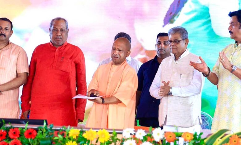 योगी सरकार ने जनसहभागिता से रचा नया इतिहास, एक दिन में रोपे गए 35.27 करोड़ से अधिक पौधे 1 yOGI 03 3