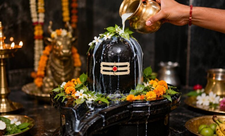 6 साल बाद सावन सोमवार और सोम प्रदोष का संयोग, शिवलिंग पर चढ़ाएं ये शुभ चीजें