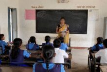 लाल कपड़े और नारियल से बच्चों को डराना पड़ा भारी, सरकारी स्कूल की शिक्षिका निलंबित
