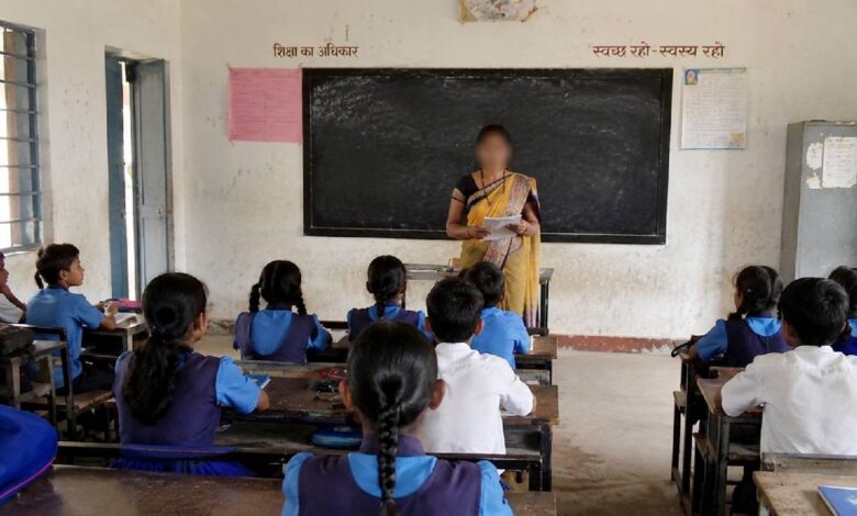 लाल कपड़े और नारियल से बच्चों को डराना पड़ा भारी, सरकारी स्कूल की शिक्षिका निलंबित