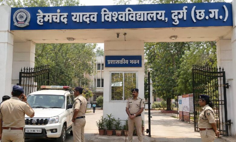  दुर्ग विश्वविद्यालय के कुलसचिव पर वेतन गबन का आरोप, गिरफ्तारी के बाद निजी मुचलके पर मिली रिहाई