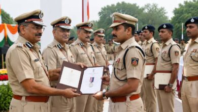 स्वतंत्रता दिवस पर दिल्ली पुलिस के 17 कर्मियों को सम्मान, सेवा पदकों से नवाजा गया 37 स्वतंत्रता दिवस पर दिल्ली पुलिस के 17 कर्मियों को सम्मान, सेवा पदकों से नवाजा गया