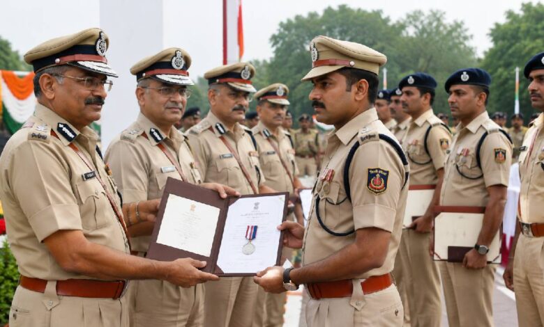 स्वतंत्रता दिवस पर दिल्ली पुलिस के 17 कर्मियों को सम्मान, सेवा पदकों से नवाजा गया