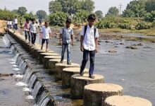 स्कूल पहुंचने के लिए बच्चों को लगानी पड़ती थीं 10 छलांगें, वायरल वीडियो के बाद हरकत में आया प्रशासन
