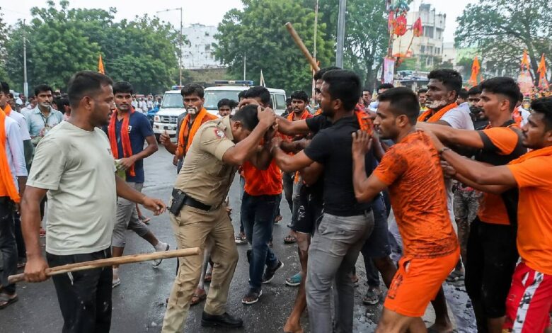 मेरठ में कांवड़ यात्रा के दौरान बवाल, झगड़ा छुड़ाने पहुंचे पुलिसकर्मी से भी मारपीट; वीडियो वायरल