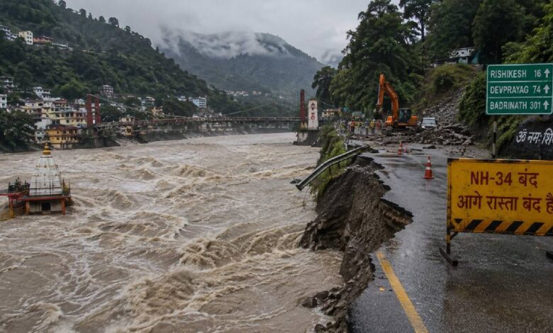 Uttarakhand Monsoon Fury: उत्तराखंड में बारिश का कहर, खतरे के निशान के करीब पहुंचीं नदियां; NH-34 समेत 10 सड़कें बंद